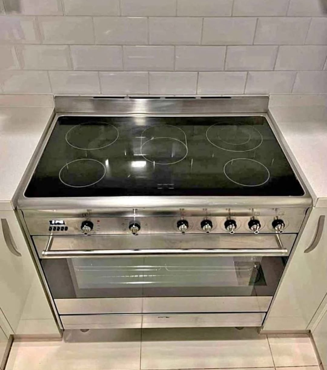 Smeg Ceramic Electric Cooker, Italy Made, Sleek Design, Efficient Cooking